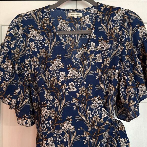Max studio blue floral flutter sleeve wrap dress size small - Picture 4 of 10